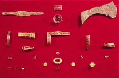Auswahl an Schmuck und Waffen aus dem Schatz von Childerich (Gold und Granat)